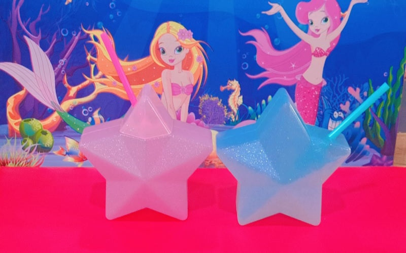 https://cdn.shopify.com/s/files/1/0925/0203/2693/files/WJI-118-Star-Shape-Water-Plastic-Cup-With-Straw_All_4872_1.jpg?v=1736087172
