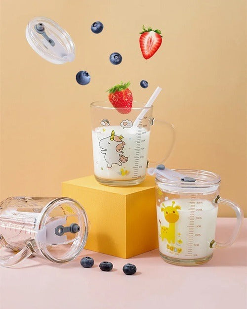https://cdn.shopify.com/s/files/1/0925/0203/2693/files/WJI210-Cartoon-Printed-Glass-Sipper-Mug-With-Lid_All_5092_1-1.jpg?v=1736062596