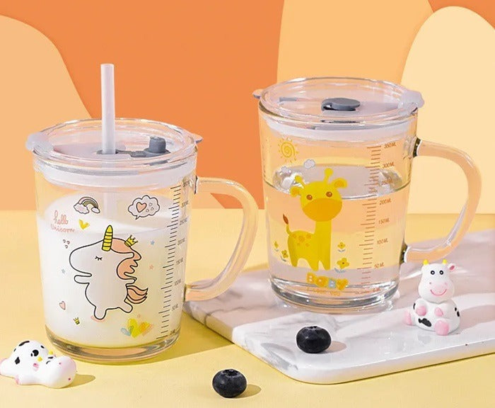 https://cdn.shopify.com/s/files/1/0925/0203/2693/files/WJI210-Cartoon-Printed-Glass-Sipper-Mug-With-Lid_All_5092_1-3.jpg?v=1736062596