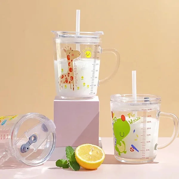 https://cdn.shopify.com/s/files/1/0925/0203/2693/files/WJI210-Cartoon-Printed-Glass-Sipper-Mug-With-Lid_All_5092_1.webp?v=1736062596