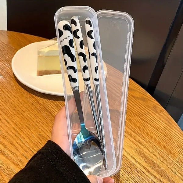 https://cdn.shopify.com/s/files/1/0925/0203/2693/files/WJI594-Cow-Print-Tableware-Set_All_5680_1-3.jpg?v=1744247018