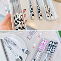 https://cdn.shopify.com/s/files/1/0925/0203/2693/files/WJI594-Cow-Print-Tableware-Set_All_5680_1-4.jpg?v=1744247018
