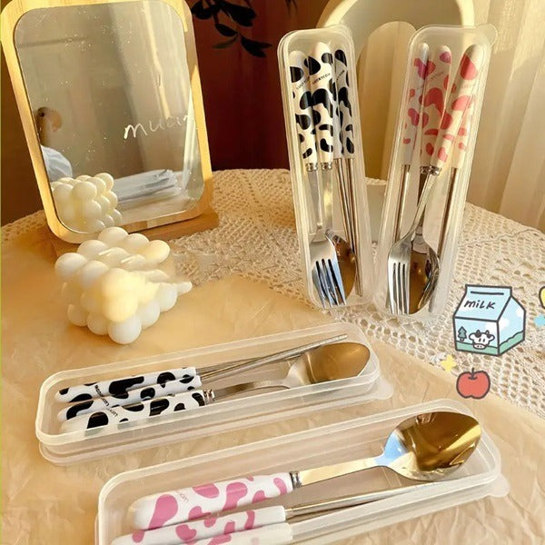 https://cdn.shopify.com/s/files/1/0925/0203/2693/files/WJI594-Cow-Print-Tableware-Set_All_5680_1.jpg?v=1744247017