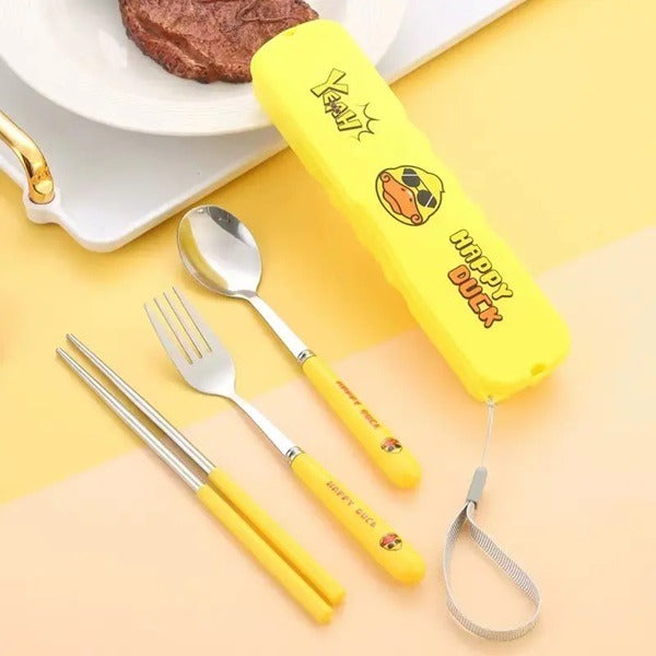https://cdn.shopify.com/s/files/1/0925/0203/2693/files/WJI909-Cute-Duck-Design-Cutlery-Set_All_6294_1.jpg?v=1736063787