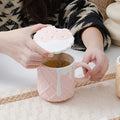 https://cdn.shopify.com/s/files/1/0925/0203/2693/files/WJI997-Biscuit-Pattern-Ceramic-Coffee-Mug_All_6655_1-3.jpg?v=1736061545