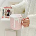 https://cdn.shopify.com/s/files/1/0925/0203/2693/files/WJI997-Biscuit-Pattern-Ceramic-Coffee-Mug_All_6655_1-4.jpg?v=1736061545