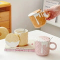 https://cdn.shopify.com/s/files/1/0925/0203/2693/files/WJI997-Biscuit-Pattern-Ceramic-Coffee-Mug_All_6655_1.jpg?v=1736061545