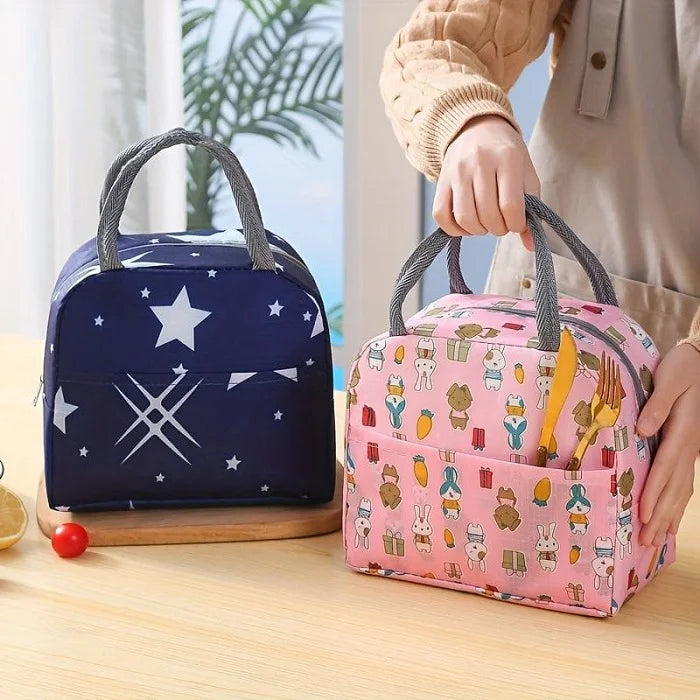 https://cdn.shopify.com/s/files/1/0925/0203/2693/files/XF-884-Cartoon-Print-Lunch-Storage-Bag-Random-Print_All_4507_1-1.webp?v=1744246934